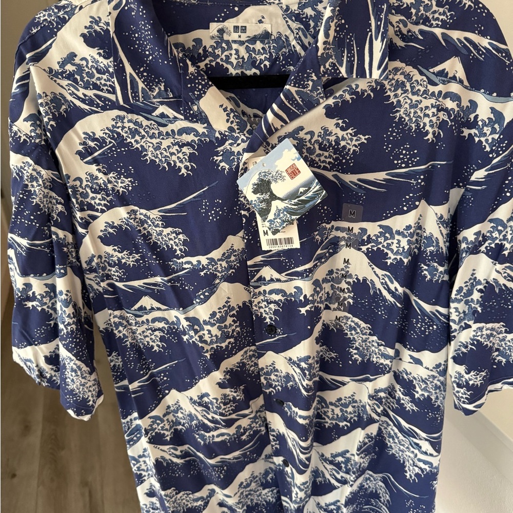 Uniqlo Men's Navy and White Patterned Shirt
